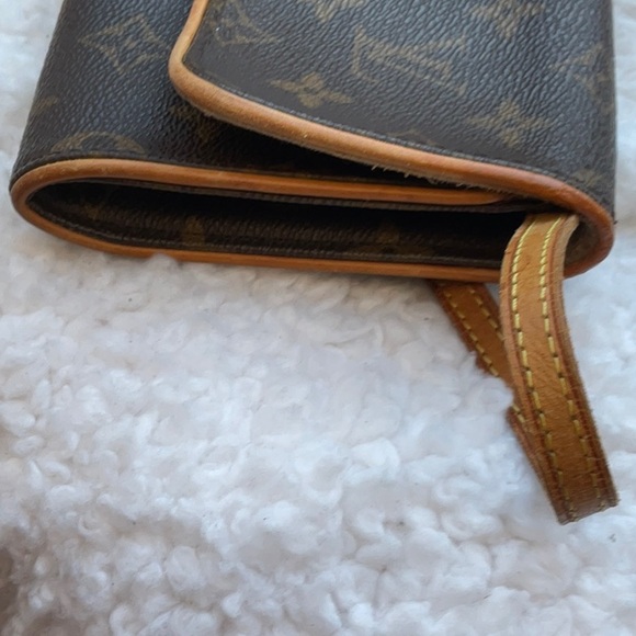 Louis Vuitton Pochette Twin GM crossbody bag. - Picture 4 of 11